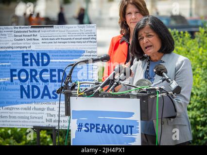 Washington DC, USA. 14.. Juli 2022. Die Vertreterin der Vereinigten Staaten, Pramila Jayapal (Demokratin von Washington), hält am Donnerstag, den 14. Juli 2022, im US-Kapitol in Washington, DC, eine Rede, die sich mit einer Gesetzeslage zum Ende der NDA's befahlen hat. Foto von Rod Lampey/CNP/ABACAPRESS.COM Quelle: Abaca Press/Alamy Live News Stockfoto