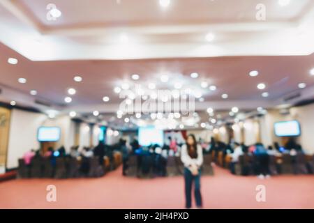Verschwommener Hintergrund Gruppe von Menschen in Seminar-Konferenz-Hotel-Zimmer mit Monitor Stockfoto