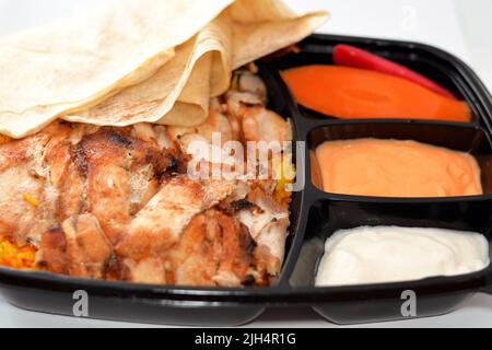 Arabisch-syrische Küche mit Chicken Shawarma Fatteh farbenprächtiger Basmati-Reis und syrischem Brot, serviert mit normaler und würziger Toumeya- oder Knoblauchsauce, Selecti Stockfoto