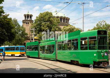 Be 4/6 S Schindler/Siemens oder Schindler Wagon AG Be 4/6 Green Tram oder Green Cucumber and St. Nedelya Church in Downtown Sofia, Bulgarien Stockfoto