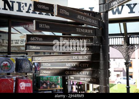 Wegweiser von Städten der Welt am Llanfair PG (längster Ortsname), Anglesey Stockfoto