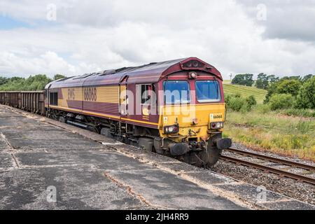 EWS-Klasse 66 Nummer 66068, die am 14.. Juli 2022 durch die Hellifield-Station fährt Stockfoto