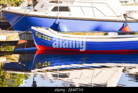 Den Helder, Niederlande. Juli 2022. Spiegelung im Wasser eines kleinen Fischerbootes. Hochwertige Fotos Stockfoto