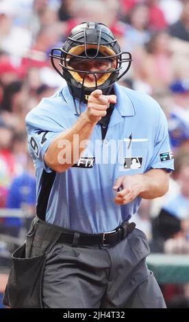 St. Louis, USA. 15.. Juli 2022. Startseite Plate Umpire Ben May ruft während eines Spiels gegen die Los Angeles Dodgers im Busch Stadium in St. Louis am Donnerstag, den 14. Juli 2022, im fünften Inning einen Streik gegen die St. Louis Cardinals Juan Yepez aus. Foto von Bill Greenblatt/UPI Credit: UPI/Alamy Live News Stockfoto