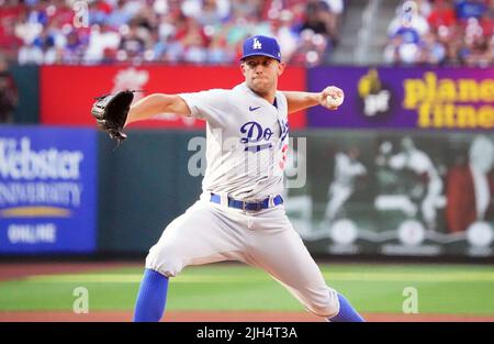 St. Louis, USA. 15.. Juli 2022. Los Angeles Dodgers Startkanone Tyler Anderson liefert am Donnerstag, den 14. Juli 2022, im ersten Inning im Busch Stadium in St. Louis einen Pitch an die St. Louis Cardinals aus. Foto von Bill Greenblatt/UPI Credit: UPI/Alamy Live News Stockfoto