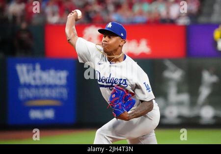 St. Louis, USA. 15.. Juli 2022. Los Angeles Dodgers Pitcher Yency Almonte liefert am Donnerstag, den 14. Juli 2022, im siebten Inning im Busch Stadium in St. Louis einen Pitch an die St. Louis Cardinals aus. Foto von Bill Greenblatt/UPI Credit: UPI/Alamy Live News Stockfoto