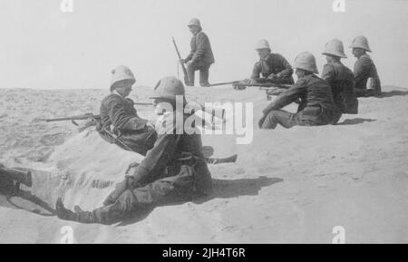 Ein Foto von etwa 1911 Soldaten der Königlich Italienischen Armee, die in der libyschen Wüste eine Position innehielten, nachdem Italien dem türkischen Osmanischen Reich während des italienischen Türkenkrieges von 1911 bis 1912 den Krieg erklärt hatte. Stockfoto
