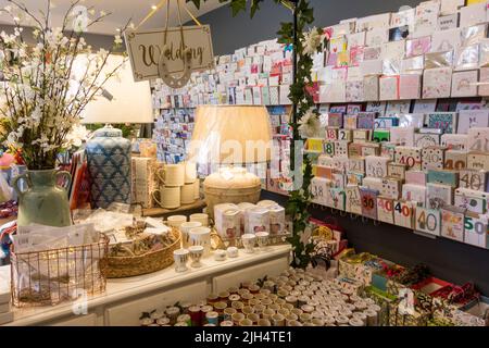 Interieur von Geschenken und Karten Shop, Tetbury, Gloucestershire, Großbritannien Stockfoto