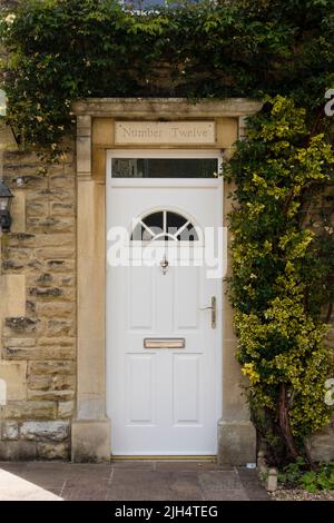 White Cottage vor der Tür, Tetbury, Gloucestershire, Großbritannien Stockfoto