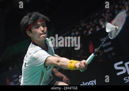 Singapur. 15.. Juli 2022. Wang Zhiyi aus China kehrt am 15. Juli 2022 im Viertelfinale der Frauen gegen Gregoria Mariska Tunjung aus Indonesien beim Badmintonturnier Singapore Open 2022 in Singapur zurück. Quelle: Then Chih Wey/Xinhua/Alamy Live News Stockfoto