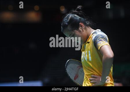 Singapur. 15.. Juli 2022. Gregoria Mariska Tunjung aus Indonesien reagiert während des Viertelfinalspiels der Frauen gegen Wang Zhiyi aus China beim Badmintonturnier Singapore Open 2022 in Singapur am 15. Juli 2022. Quelle: Then Chih Wey/Xinhua/Alamy Live News Stockfoto