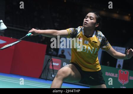 Singapur. 15.. Juli 2022. Gregoria Mariska Tunjung aus Indonesien kehrt am 15. Juli 2022 im Viertelfinale der Frauen gegen Wang Zhiyi aus China beim Badmintonturnier Singapore Open 2022 in Singapur zurück. Quelle: Then Chih Wey/Xinhua/Alamy Live News Stockfoto