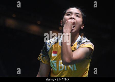 Singapur. 15.. Juli 2022. Gregoria Mariska Tunjung aus Indonesien feiert am 15. Juli 2022 während des Viertelfinalspiels der Frauen gegen Wang Zhiyi aus China beim Badmintonturnier Singapore Open 2022 in Singapur. Quelle: Then Chih Wey/Xinhua/Alamy Live News Stockfoto