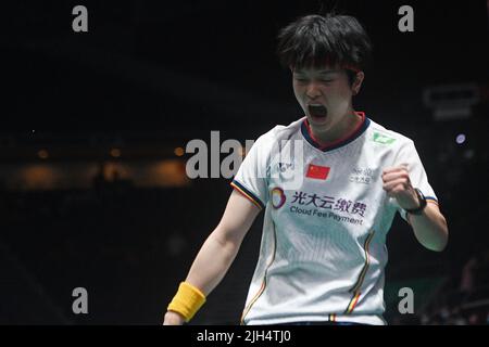Singapur. 15.. Juli 2022. Wang Zhiyi aus China feiert am 15. Juli 2022 während des Viertelfinalspiels der Frauen gegen Gregoria Mariska Tunjung aus Indonesien beim Badmintonturnier Singapore Open 2022 in Singapur. Quelle: Then Chih Wey/Xinhua/Alamy Live News Stockfoto