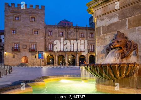 Por la noche la fuente del León y al fondo el Palacio de Revillagigedo, Gijón, España Stockfoto