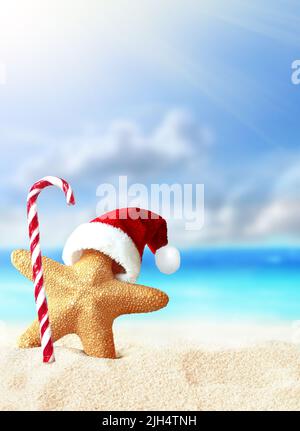 Seesterne im Weihnachtsmannhut und Süßigkeiten an einem Sommerstrand. Frohe Weihnachten. Stockfoto