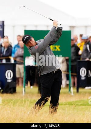 Der US-amerikanische Talor Gooch spielt am zweiten Tag der Open auf dem Old Course, St Andrews, vom Fairway 16.. Bilddatum: Freitag, 15. Juli 2022. Stockfoto