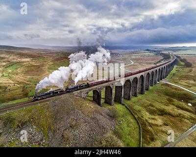 Die ribblehead Viadukt oder Batty Moss Viadukt trägt die Vereinbaren - Carlisle railway über Batty Moss in den Ribble Valley bei Ribblehead, in Nord Yorksh Stockfoto