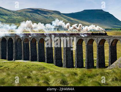 Die ribblehead Viadukt oder Batty Moss Viadukt trägt die Vereinbaren - Carlisle railway über Batty Moss in den Ribble Valley bei Ribblehead, in Nord Yorksh Stockfoto