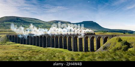 Die ribblehead Viadukt oder Batty Moss Viadukt trägt die Vereinbaren - Carlisle railway über Batty Moss in den Ribble Valley bei Ribblehead, in Nord Yorksh Stockfoto