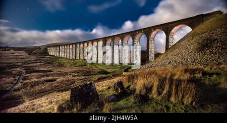 Die ribblehead Viadukt oder Batty Moss Viadukt trägt die Vereinbaren - Carlisle railway über Batty Moss in den Ribble Valley bei Ribblehead, in Nord Yorksh Stockfoto