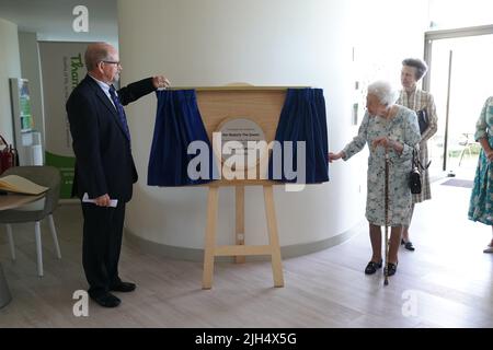 Königin Elizabeth II. Enthüllt eine Gedenktafel bei einem Besuch zur offiziellen Eröffnung des neuen Gebäudes im Thames Hospiz, Maidenhead, in der Grafschaft Békshire. Bilddatum: Freitag, 15. Juli 2022. Stockfoto