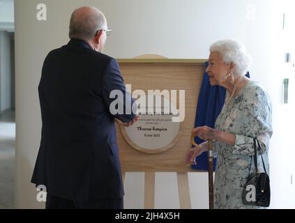 Königin Elizabeth II. Enthüllt eine Gedenktafel bei einem Besuch zur offiziellen Eröffnung des neuen Gebäudes im Thames Hospiz, Maidenhead, in der Grafschaft Békshire. Bilddatum: Freitag, 15. Juli 2022. Stockfoto