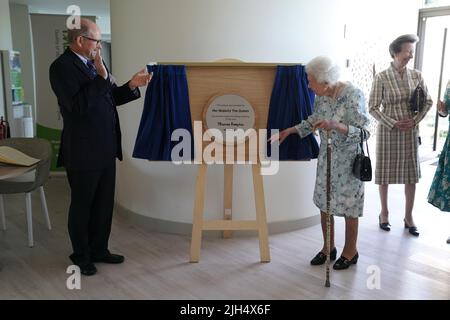 Königin Elizabeth II. Enthüllt eine Gedenktafel bei einem Besuch zur offiziellen Eröffnung des neuen Gebäudes im Thames Hospiz, Maidenhead, in der Grafschaft Békshire. Bilddatum: Freitag, 15. Juli 2022. Stockfoto