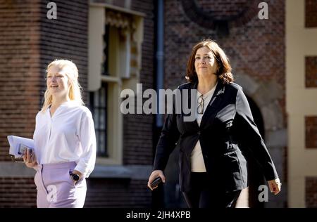 Den Haag, Niederlande. 15.. Juli 2022. 2022-07-15 10:22:36 DEN HAAG - Conny Helder, Ministerin für Langzeitpflege und Sport bei der Ankunft am Binnenhof für den letzten Ministerrat vor der politischen Sommerpause. ANP KOEN VAN WEEL netherlands Out - belgium Out Credit: ANP/Alamy Live News Stockfoto