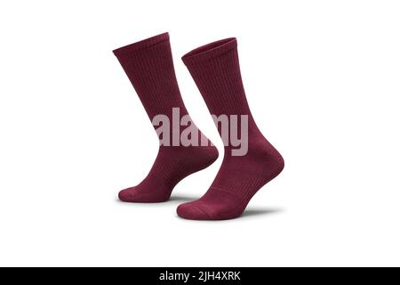 Rote Baumwollsocken isoliert auf Weiß. Set aus kurzen Socken für den Sport als Mock Up und Label für Werbung, Logo, Branding Stockfoto