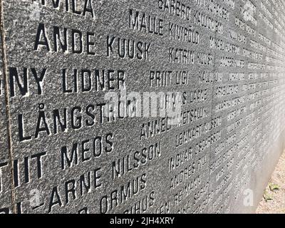 Stockholm, Schweden. 13.. Juli 2022. Das Estonia-Denkmal auf der Stockholmer Insel Djurgården erinnert an die vielen Opfer des Versenkens der Ostsee-Fähre "Estland". Die Versenkung gilt als die schlimmste Schifffahrtskatastrophe in Europa nach dem Zweiten Weltkrieg Die Fähre war in der Nacht des 28. September 1994 vor der finnischen Südküste mit 989 Personen an Bord auf dem Weg von Tallinn nach Stockholm versunken. 852 Menschen starben, nur 137 überlebten. Quelle: Steffen TRUMPF/dpa/Alamy Live News Stockfoto