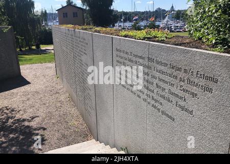 Stockholm, Schweden. 13.. Juli 2022. Das Estonia-Denkmal auf der Stockholmer Insel Djurgården erinnert an die vielen Opfer des Versenkens der Ostsee-Fähre "Estland". Die Versenkung gilt als die schlimmste Schifffahrtskatastrophe in Europa nach dem Zweiten Weltkrieg Die Fähre war in der Nacht des 28. September 1994 vor der finnischen Südküste mit 989 Personen an Bord auf dem Weg von Tallinn nach Stockholm versunken. 852 Menschen starben, nur 137 überlebten. Quelle: Steffen TRUMPF/dpa/Alamy Live News Stockfoto