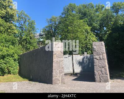 Stockholm, Schweden. 13.. Juli 2022. Das Estonia-Denkmal auf der Stockholmer Insel Djurgården erinnert an die vielen Opfer des Versenkens der Ostsee-Fähre "Estland". Die Versenkung gilt als die schlimmste Schifffahrtskatastrophe in Europa nach dem Zweiten Weltkrieg Die Fähre war in der Nacht des 28. September 1994 vor der finnischen Südküste mit 989 Personen an Bord auf dem Weg von Tallinn nach Stockholm versunken. 852 Menschen starben, nur 137 überlebten. Quelle: Steffen TRUMPF/dpa/Alamy Live News Stockfoto