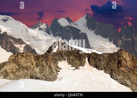 Mont-Blanc-Massiv bei Dämmerung mit alpinem Nachglühen in der Sommersaison Stockfoto