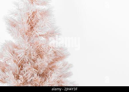 Weihnachtsbaum mit Raureif isoliert auf weißem Hintergrund. Flach liegend, Draufsicht, Kopierbereich. Happy New Year Sale-Karte und Weihnachten Weihnachtskonzept Stockfoto