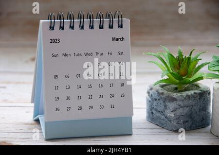 März 2023 weißer Tischkalender auf Holztisch. Konzept und Platz zum Kopieren im neuen Jahr Stockfoto