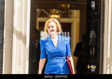 Liz Truss, Außenministerin, verlässt eine Kabinettssitzung in der Downing Street 10, London. Die Minister der britischen Regierung verlassen die Downing Street 10 nach der wöchentlichen Kabinettssitzung. Dieses Treffen fand zu Beginn der Kampagne für die konservative Parteiführung statt. Nadine Dorries Kultursekretärin und Jacob Rees-Mogg haben vor den Medien eine Erklärung abgegeben, um Liz Truss, Außenministerin, als neue Parteiführerin zu unterstützen. Stockfoto