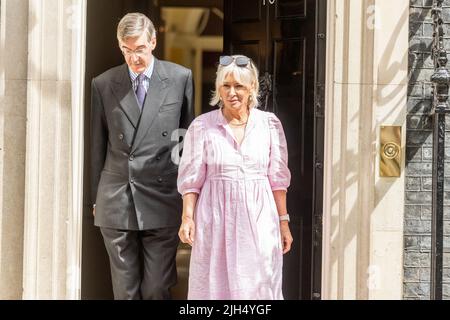 (L-R) Jacob Rees-Mogg, Minister für Brexit-Chancen und Effizienz der Regierung, und Nadine Dorries, Kultursekretärin 10 Downing Street, verlassen die Downing Street, um eine Erklärung zur Unterstützung von Liz Truss für den Vorsitzenden der konservativen Partei abzugeben. Die Minister der britischen Regierung verlassen die Downing Street 10 nach der wöchentlichen Kabinettssitzung. Dieses Treffen fand zu Beginn der Kampagne für die konservative Parteiführung statt. Nadine Dorries Kultursekretärin und Jacob Rees-Mogg haben vor den Medien eine Erklärung abgegeben, um Liz Truss, Außenministerin, als neue Parteiführerin zu unterstützen. Stockfoto