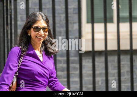 Suella Braverman, Generalanwältin, verlässt eine Kabinettssitzung in der Downing Street 10, London. Die Minister der britischen Regierung verlassen die Downing Street 10 nach der wöchentlichen Kabinettssitzung. Dieses Treffen fand zu Beginn der Kampagne für die konservative Parteiführung statt. Nadine Dorries Kultursekretärin und Jacob Rees-Mogg haben vor den Medien eine Erklärung abgegeben, um Liz Truss, Außenministerin, als neue Parteiführerin zu unterstützen. Stockfoto