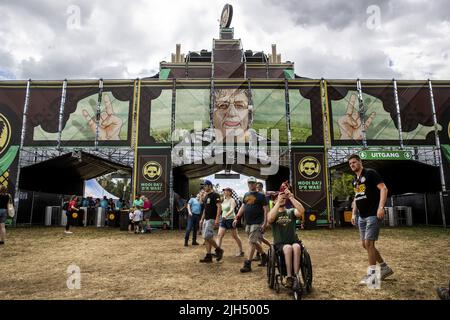 Lichtenvoorde, Niederlande. 15.. Juli 2022. 2022-07-15 13:09:13 LICHTENVOORDE - Festivalbesucher am Eingang während des Zwarte-Kreuzes. Das Festival wurde in den letzten zwei Jahren aufgrund der Corona-Pandemie abgesagt. ANP VINCENT JANNINK netherlands Out - belgium Out Credit: ANP/Alamy Live News Stockfoto