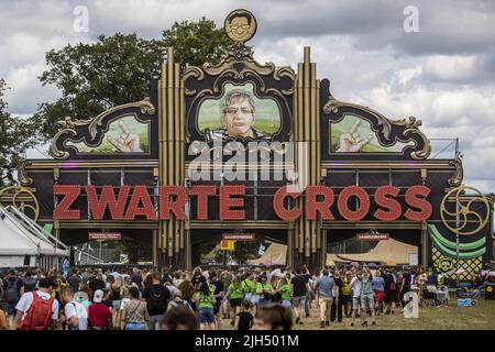 Lichtenvoorde, Niederlande. 15.. Juli 2022. 2022-07-15 13:03:19 LICHTENVOORDE - Festivalbesucher am Eingang während des Zwarte-Kreuzes. Das Festival wurde in den letzten zwei Jahren aufgrund der Corona-Pandemie abgesagt. ANP VINCENT JANNINK netherlands Out - belgium Out Credit: ANP/Alamy Live News Stockfoto