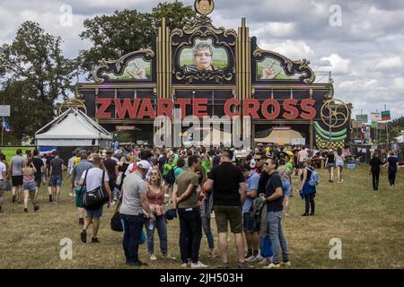 Lichtenvoorde, Niederlande. 15.. Juli 2022. 2022-07-15 13:02:54 LICHTENVOORDE - Festivalbesucher am Eingang während des Zwarte-Kreuzes. Das Festival wurde in den letzten zwei Jahren aufgrund der Corona-Pandemie abgesagt. ANP VINCENT JANNINK netherlands Out - belgium Out Credit: ANP/Alamy Live News Stockfoto