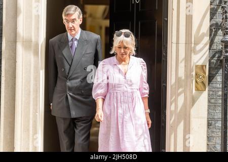 (L-R) Jacob Rees-Mogg, Minister für Brexit-Chancen und Effizienz der Regierung, und Nadine Dorries, Kultursekretärin 10 Downing Street, verlassen die Downing Street, um eine Erklärung zur Unterstützung von Liz Truss für den Vorsitzenden der konservativen Partei abzugeben. Die Minister der britischen Regierung verlassen die Downing Street 10 nach der wöchentlichen Kabinettssitzung. Dieses Treffen fand zu Beginn der Kampagne für die konservative Parteiführung statt. Nadine Dorries Kultursekretärin und Jacob Rees-Mogg haben vor den Medien eine Erklärung abgegeben, um Liz Truss, Außenministerin, als neue Parteiführerin zu unterstützen. (Foto von Ian Davidson/SOPA Images Stockfoto