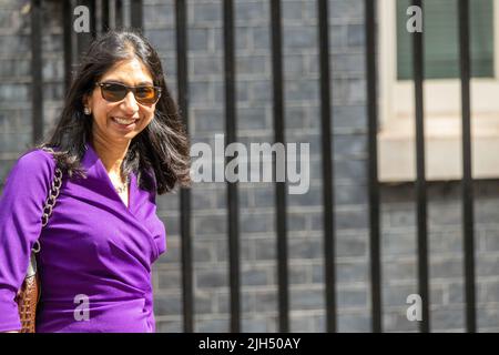 London, Großbritannien. 12.. Juli 2022. Suella Braverman, Generalanwältin, verlässt eine Kabinettssitzung in der Downing Street 10, London. Die Minister der britischen Regierung verlassen die Downing Street 10 nach der wöchentlichen Kabinettssitzung. Dieses Treffen fand zu Beginn der Kampagne für die konservative Parteiführung statt. Nadine Dorries Kultursekretärin und Jacob Rees-Mogg haben vor den Medien eine Erklärung abgegeben, um Liz Truss, Außenministerin, als neue Parteiführerin zu unterstützen. (Bild: © Ian Davidson/SOPA Images via ZUMA Press Wire) Stockfoto