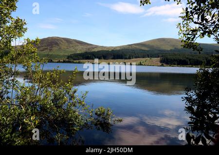 Blick auf die Hügel über Loch Doon in Ayrshire, Schottland Stockfoto