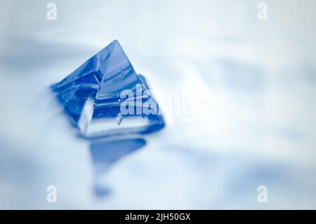 Minimalistisches abstraktes Stillleben Bild der blauen Pyramide. Stockfoto