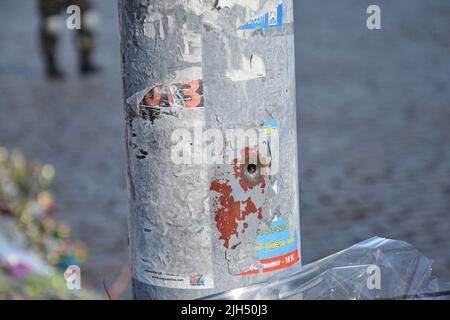 Als die Sicherheitskräfte in den letzten Tagen der Barrikaden der Euromaidan-Revolte/Revolutionen von 2014 auf die Demonstranten im Zentrum von Kiew schossen, waren die Aufprallpunkte auf der Säule. Regierungsfeindliche Massenproteste im Zentrum von Kiew in den letzten Tagen der Barrikaden der Euromaidan-Revolution von 2014. Stockfoto