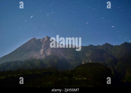 Sehen Sie sich den Berg Merapi in Yogyakarta, Indonesien, 2019 an. Der Berg Merapi ist einer der Vulkane in Indonesien. Stockfoto