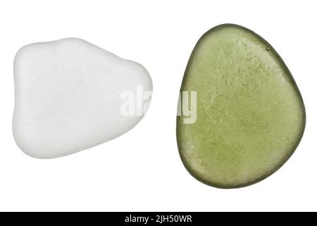 Zwei Stücke Seeglas isoliert auf weißem Hintergrund Stockfoto