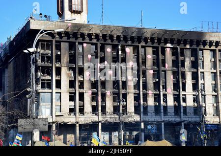 Kiew, Ukraine. 25. Januar 2014. Ansicht eines verbrannten Gebäudes der Gewerkschaften während der Revolution der würde. Regierungsfeindliche Massenproteste im Zentrum von Kiew in den letzten Tagen der Barrikaden der Euromaidan-Revolution von 2014. (Foto: Aleksandr Gusev/SOPA Images/Sipa USA) Quelle: SIPA USA/Alamy Live News Stockfoto